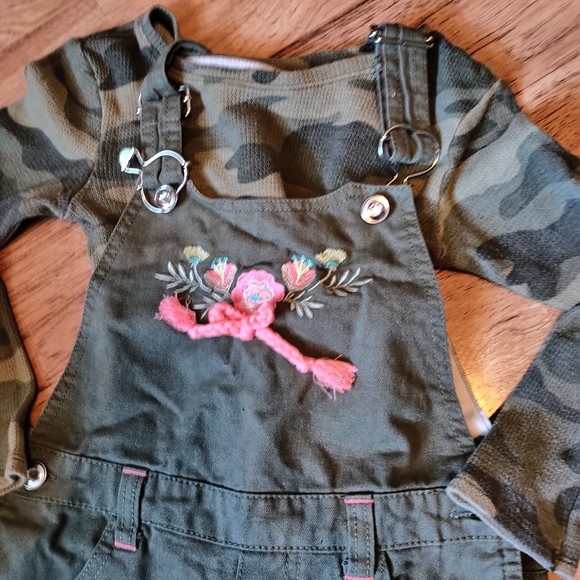 Girls Short Romper size 5T with sparkling Rhinestones on buttons! - Picture 4 of 12